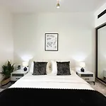 Trophy - Stardust Sanctum Suites W Pool View In Heart Of Jvc